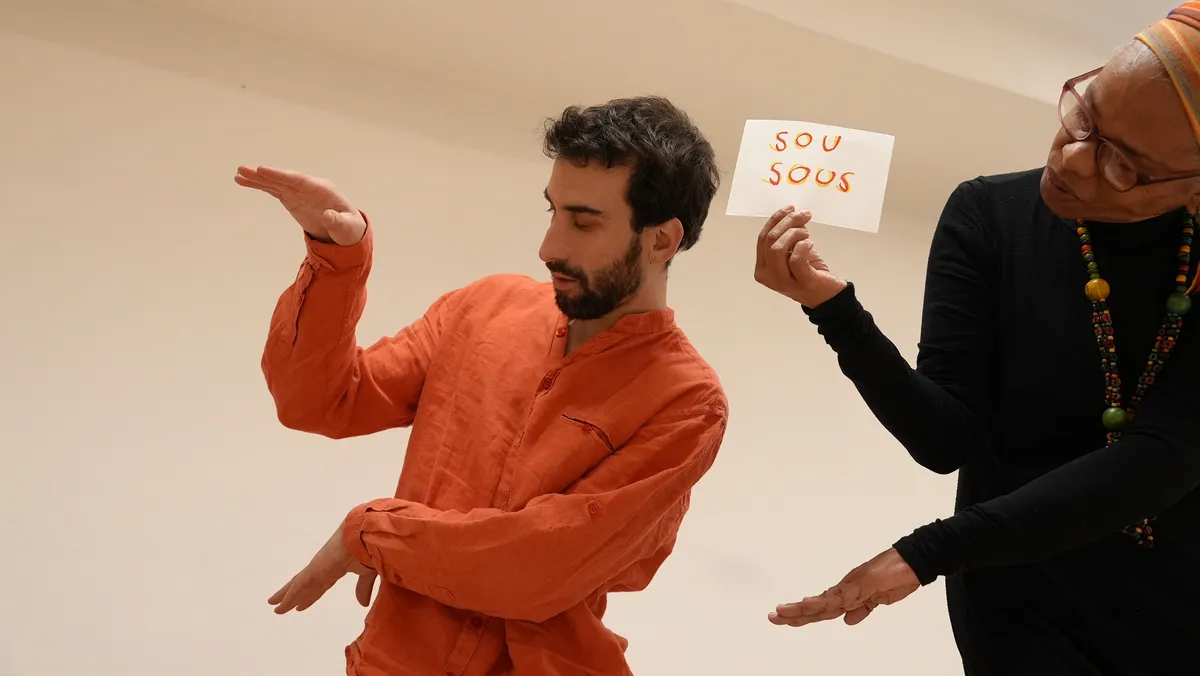 Dans ce duo, les gestes se font syllabes et les syllabes s'agencent toujours différemment tant dans la chorégraphie que dans le poème.