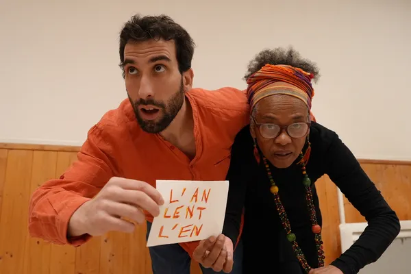 Dans ce duo, les gestes se font syllabes et les syllabes s'agencent toujours différemment tant dans la chorégraphie que dans le poème.