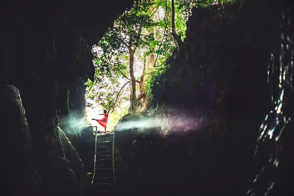 Contact avec le vivant - Personne en veste rouge sur un pont